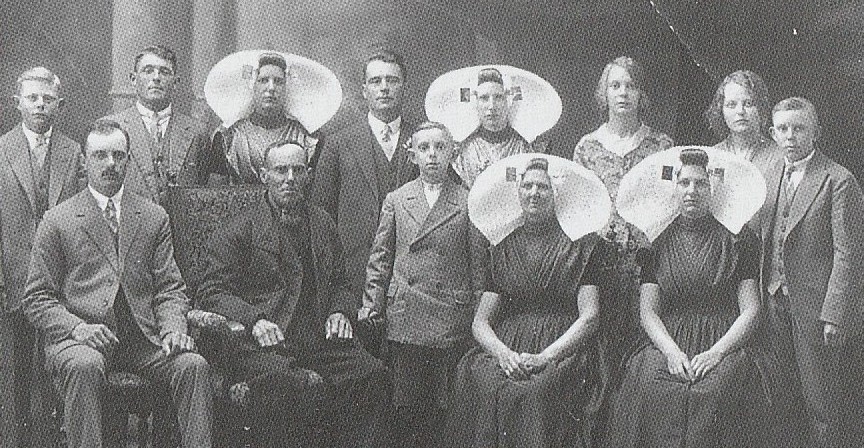 De familie Koster op 15 mei 1930 bij de bruiloft van dochter Tona en Adriaan Weststrate